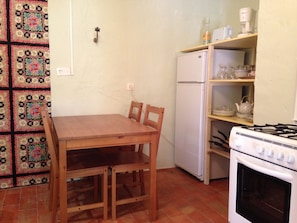 Réfrigérateur, four, cafetiÚre/bouilloire, grille-pain