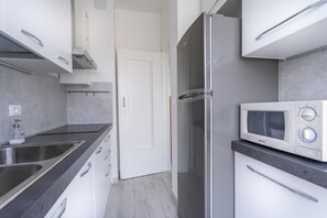 Refrigerador, lavavajillas, tostadora y utensilios de cocina 