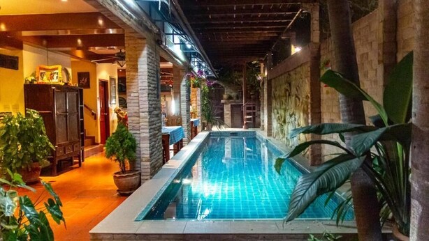 Indoor pool - Chang Charlie Inn (Pattaya)