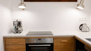 Studio Suite | Private kitchenette | Fridge, oven, stovetop, dishwasher