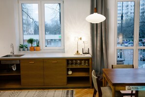 Studiosuite | Eigene Kochnische | Kühlschrank, Ofen, Herdplatte, Geschirrspüler