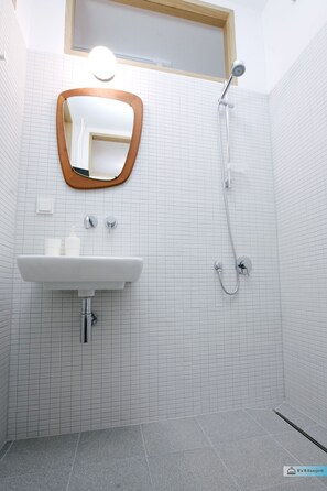 Studio Suite | Bathroom | Shower, hair dryer, towels, soap - Warsaw Concierge Saska Studio (Warsaw)