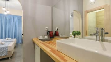 Tremannsrom, byutsikt | Vask på badet