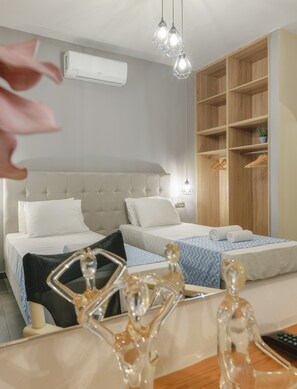 Dreibettzimmer, Stadtblick | Wohnbereich | 32-Zoll-Flachbildfernseher mit Digitalempfang, Fernseher, Netflix
