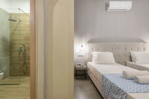 Habitación triple, vistas a la ciudad | Caja fuerte, tabla de planchar con plancha, wifi gratis y ropa de cama