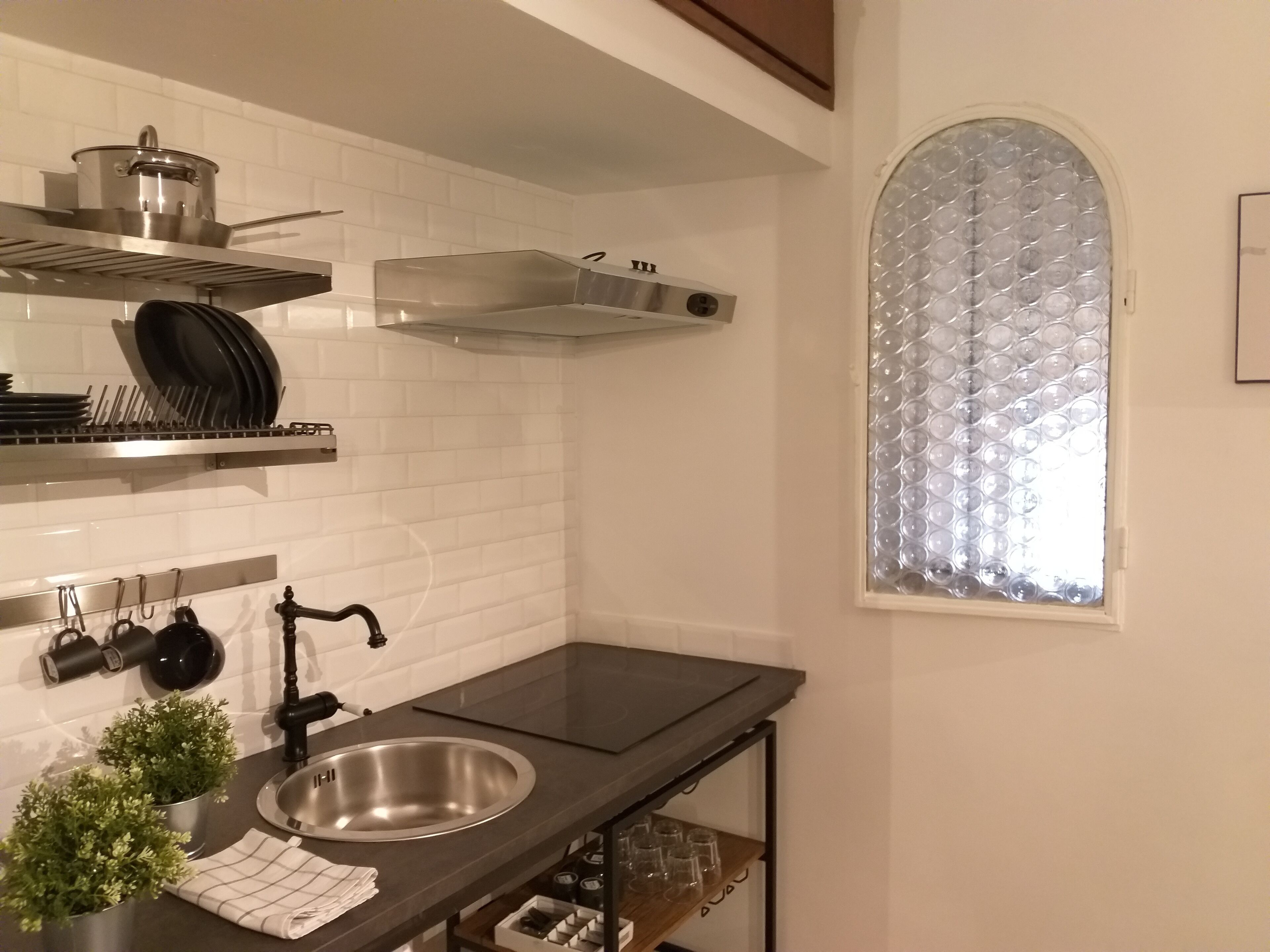 Fridge, oven, stovetop, coffee/tea maker