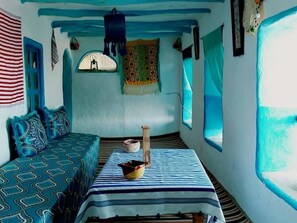 Lobby sitting area - Nefzi Guest House (Moqrisset)