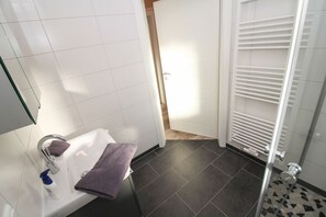 Dusche, Haartrockner, Toilettenpapier