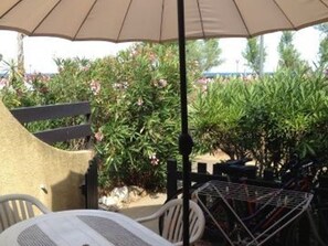 Outdoor dining - Seaside Villa for 4 with Private Parking in Port Leucate (Port Leucate)