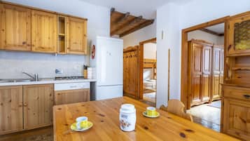 Kühlschrank, Geschirrspüler, Toaster, Kochgeschirr/Geschirr/Besteck