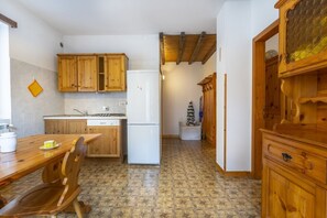 Fridge, dishwasher, toaster, cookware/dishes/utensils - GuestHost - Riofreddo House! BBQ - Garden and Private Parking (Tarvisio)