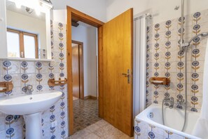 Combined shower/bathtub, bidet