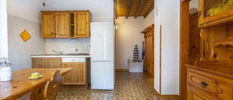 Fridge, dishwasher, toaster, cookware/dishes/utensils