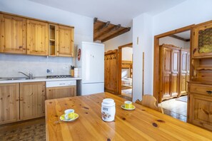 Fridge, dishwasher, toaster, cookware/dishes/utensils - GuestHost - Riofreddo House! BBQ - Garden and Private Parking (Tarvisio)