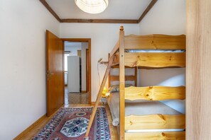 7 chambres, fer et planche à repasser