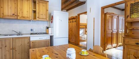 Fridge, dishwasher, toaster, cookware/dishes/utensils