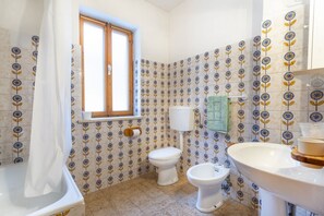 Combined shower/tub, bidet - GuestHost - Riofreddo House! BBQ - Garden and Private Parking (Tarvisio)