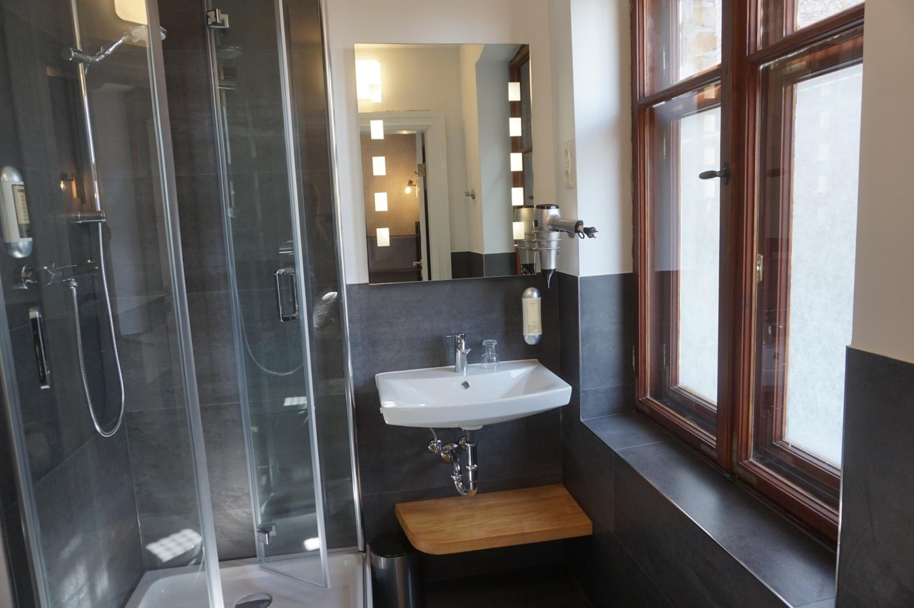 Ducha, secador de pelo, piso con calefacción en el baño, toallas