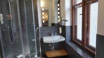 Ducha, secador de pelo, piso con calefacción en el baño, toallas