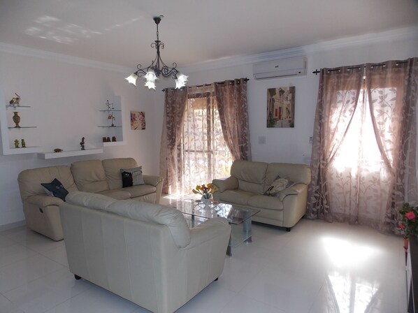 تلفزيون ذكي، مدفأة، كُتُب