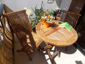 Outdoor dining - Spacious Beach-Side Apartment (Marsaskala)