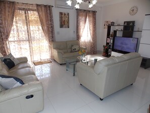 Smart TV, fireplace, books - Spacious Beach-Side Apartment (Marsaskala)