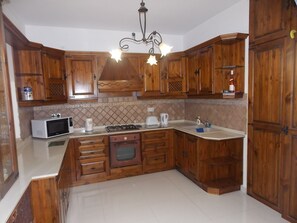 ثلاجة، ميكروويف، فرن، موقد طهي مسطح