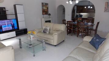 Smart-tv, eldstad och böcker