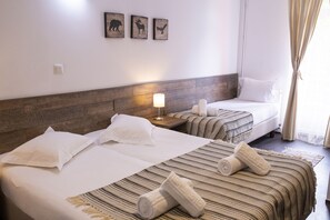 Chambre Triple, 3 lits une place | Minibar, bureau, espace de travail pour ordinateur portable