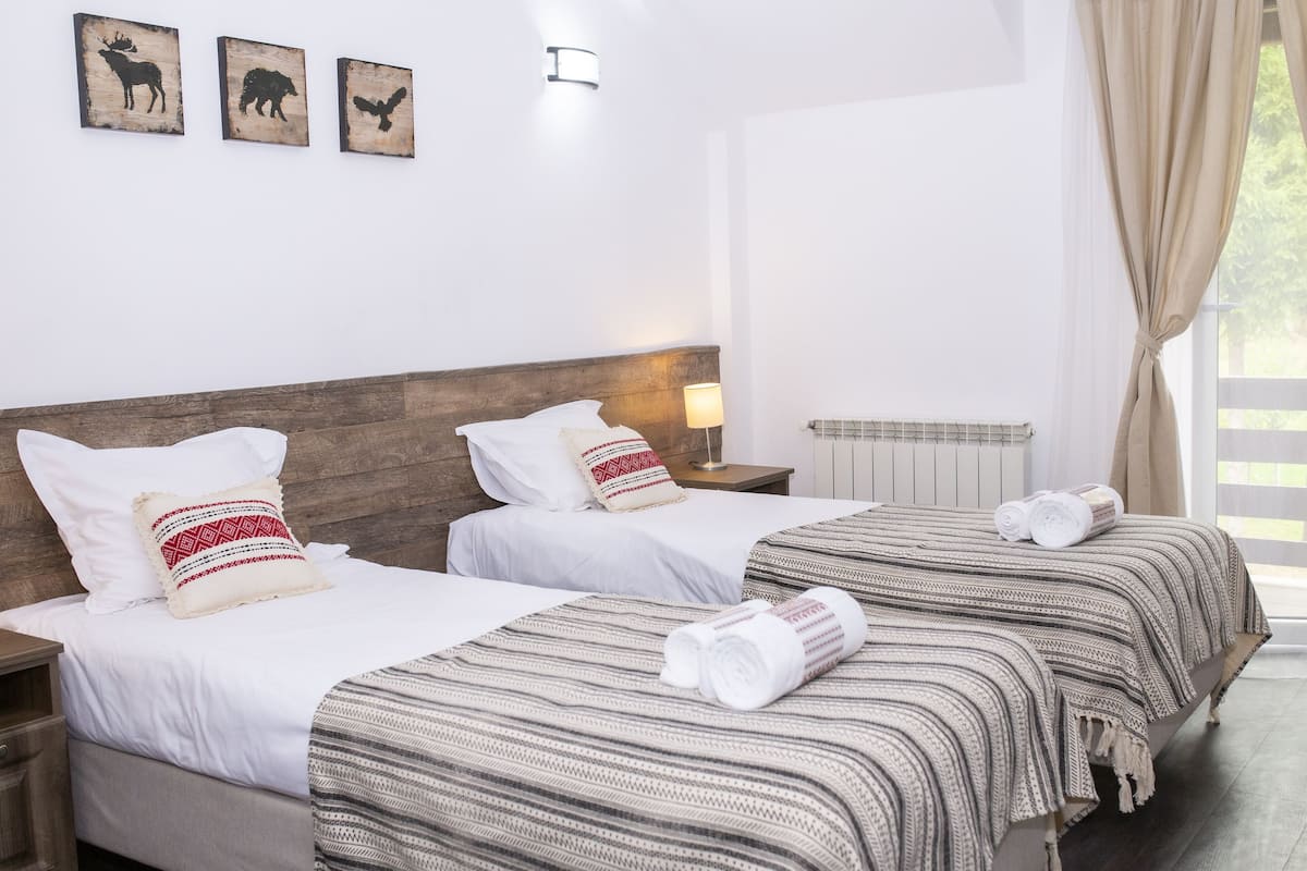 Basic Twin Room, 2 Twin Beds | 1 bedroom, minibar, desk, laptop workspace