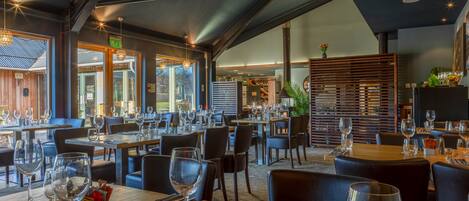 Enjoy a casual dining experience in our restaurant with comfortable seating for groups.
