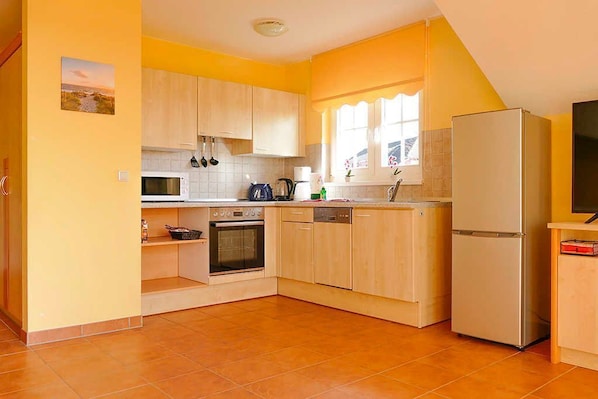 Kühlschrank, Mikrowelle, Ofen, Geschirrspüler