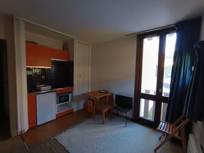 ثلاجة، ميكروويف، ماكينة لصنع القهوة/الشاي، محمصة خبز