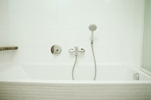Apartment | Badezimmer | Badewanne, kostenlose Toilettenartikel, Haartrockner, Handtücher