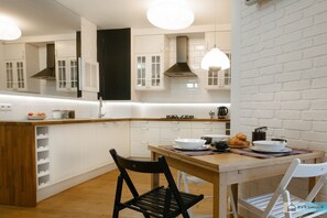 Apartment | Eigene Küche | Kühlschrank, Ofen, Herdplatte, Geschirrspüler