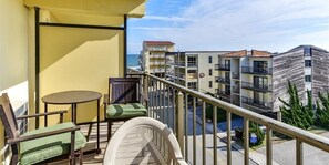 Property grounds - Lovely 1-bedroom condo with free WiFi, cute coastal decor, and an outdoor pool located midtown and just steps to the beach! (OCEAN CITY)