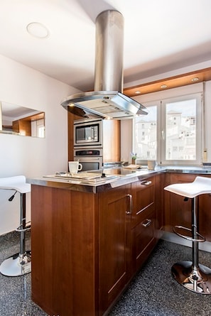 Apartment (3 Bedrooms) | Private kitchen | Full-size fridge, microwave, stovetop, coffee/tea maker