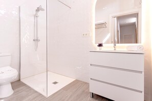 Apartment (3 Bedrooms) | Bathroom | Bathtub, deep-soaking bathtub, hair dryer, towels - Genteel Home Plaza Nueva Granada (Granada)
