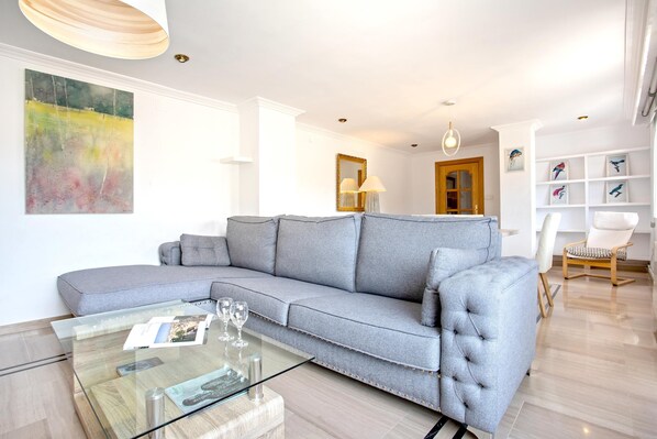 Appartement (3 Bedrooms) | Coin séjour | Télévision de 32 pouces avec chaînes par câble