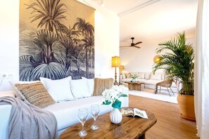 Apartment (3 Bedrooms) | Wohnbereich | 32-Zoll-Fernseher mit Kabelempfang