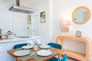 Appartement (1 Bedroom) | Cuisine privée | Grand réfrigérateur, micro-ondes, plaque de cuisson