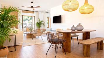 Apartment (3 Bedrooms) | Living area