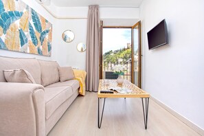 Apartment (1 Bedroom) | Living area | 32-inch TV with cable channels - Genteel Home Plaza Nueva Granada (Granada)