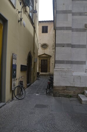 Exterior detail - Bilocale Torre delle Ore (Lucca)