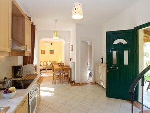 Fridge, oven, dishwasher, coffee/tea maker