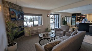 Lobby sitting area - Superior Stay Hotel (Marquette)