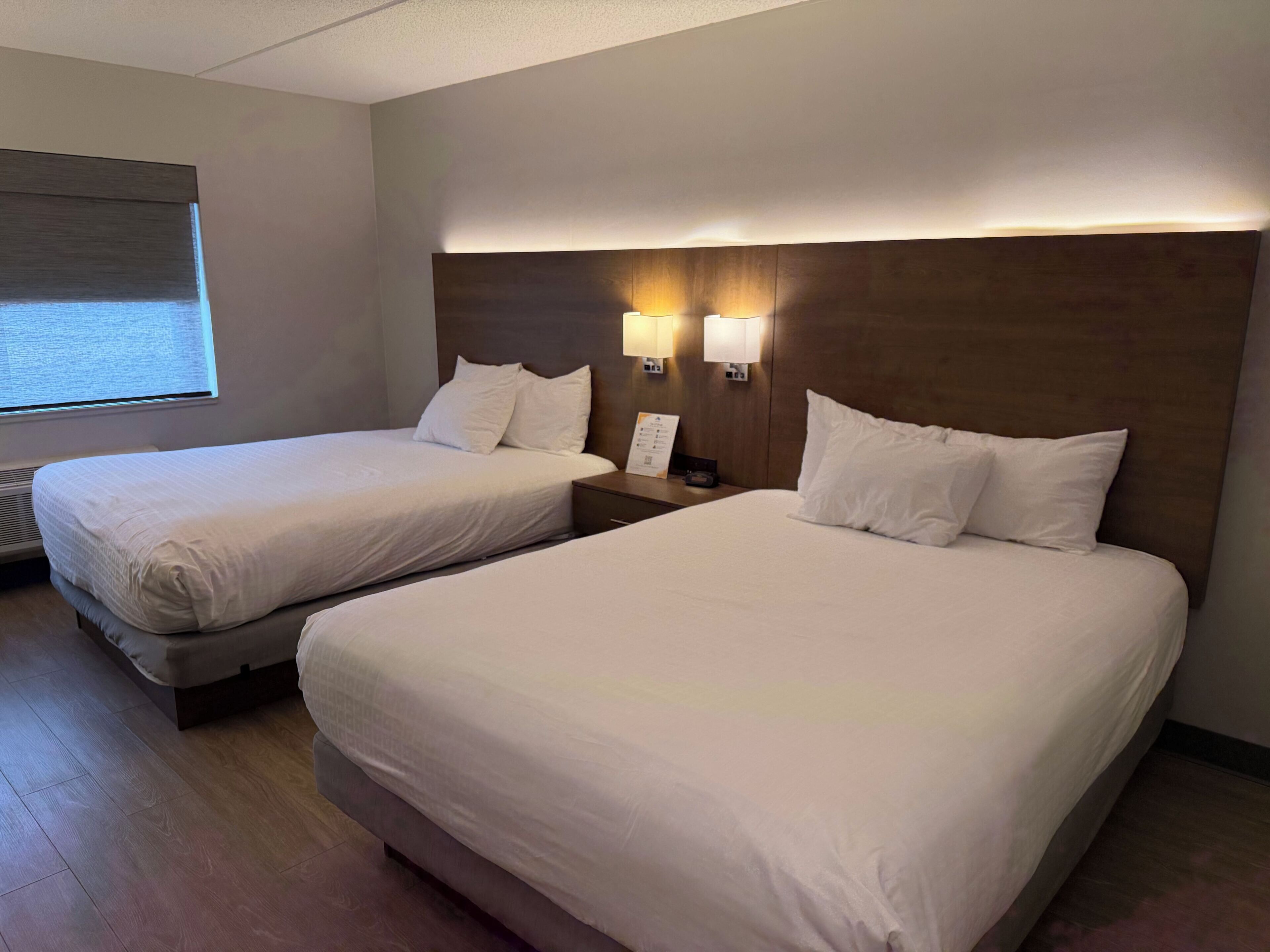Habitación estándar, 2 camas de matrimonio, no fumadores | Edredones de plumas, escritorio, espacio para trabajar con un portátil
