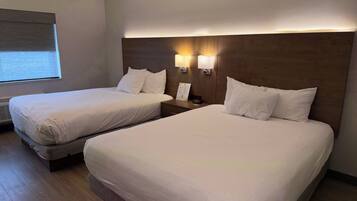 Habitación estándar, 2 camas de matrimonio, no fumadores | Edredones de plumas, escritorio, espacio para trabajar con un portátil