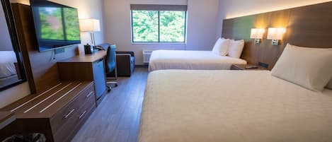 Habitación estándar, 2 camas Queen size, para no fumadores | Edredón, escritorio y espacio para trabajar con laptop