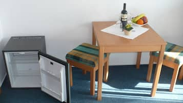 Apartment | Wohnzimmer | 50-Zoll-Flachbildfernseher mit Satellitenempfang, Fernseher